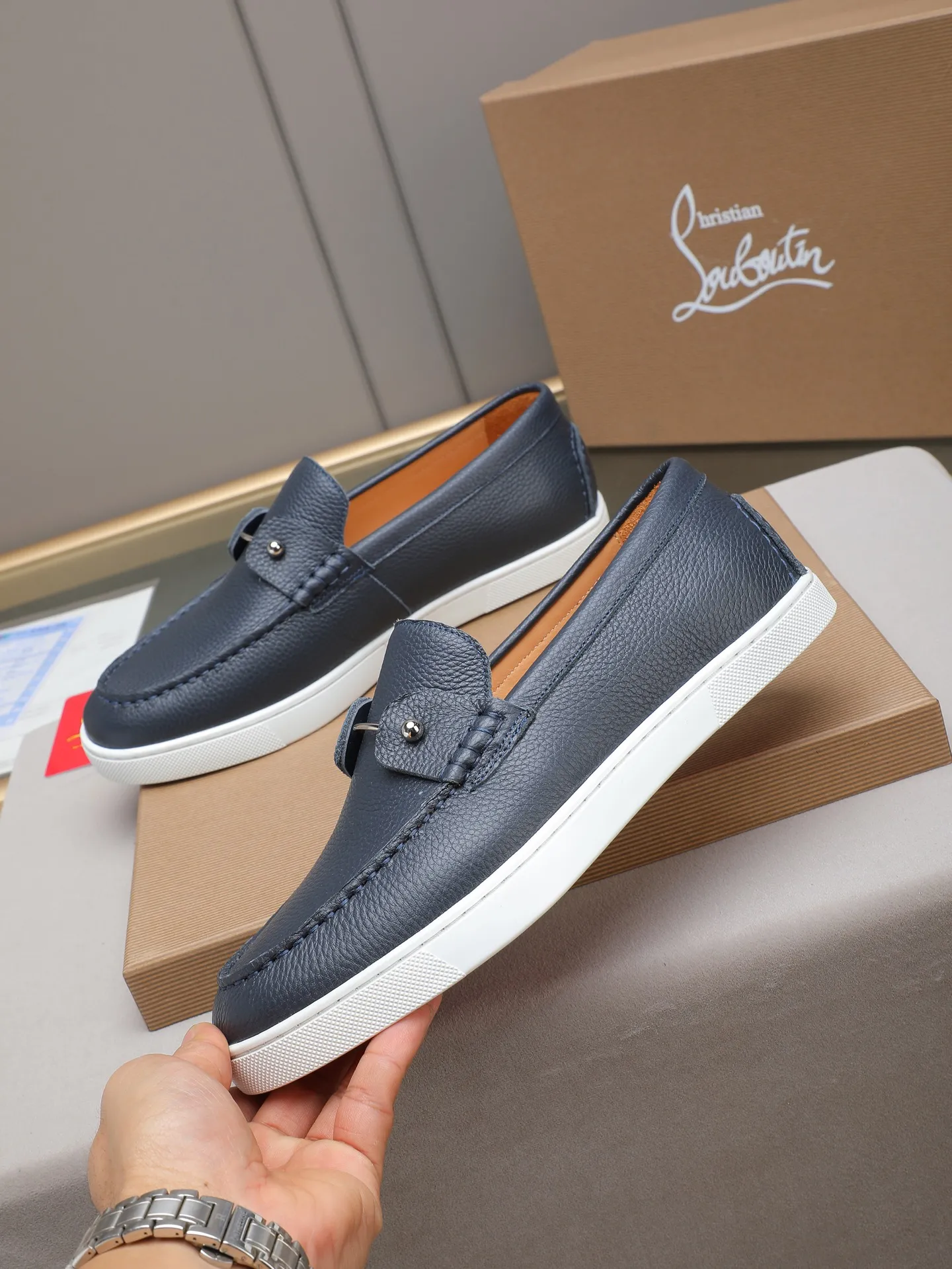 PP480 Christian Louboutin (red-soled shoes) Italian men's casual sneakers are shipped! Each pair of shoes from this Italian handmade shoe brand has a simple and classic design, which is very comfortable and versatile! The upper fabric of this shoe is made of imported cowhide, with high-end and comfortable cowhide lining! The outsole is made of original rubber bottom sheets and is lined with cowhide! Brand-specific mold-opening foot bed, exclusive private mold control! Original box packaging! 39 40 41 42 43 44 (38 45 46 customized)